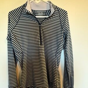 Mountain Hardware 1/4 zip top - medium